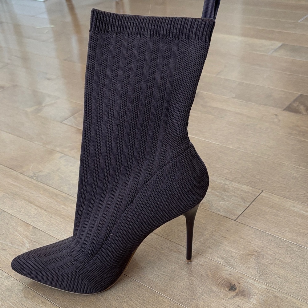 Chic Black Ribbed Heeled Boots